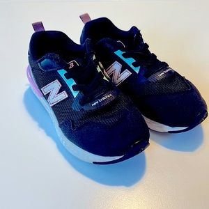 Girls size 10 New Balance runners.